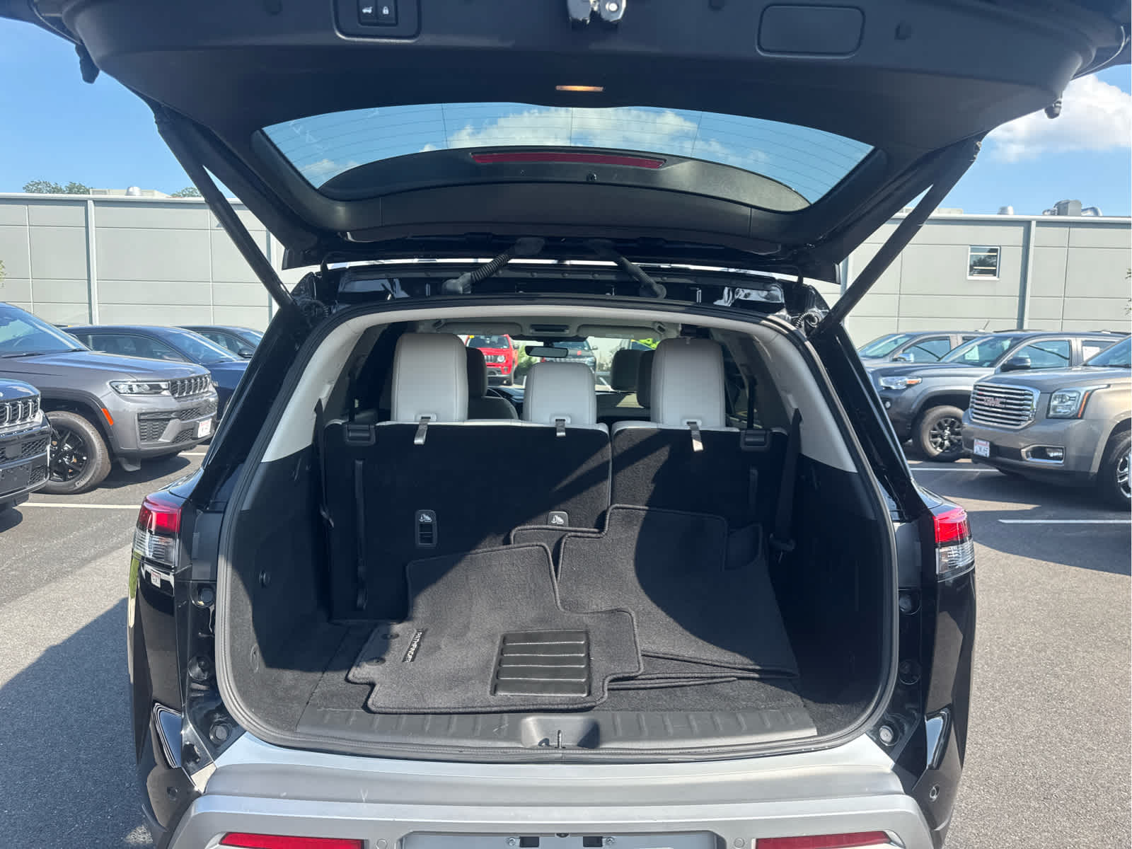2024 Nissan Pathfinder SL