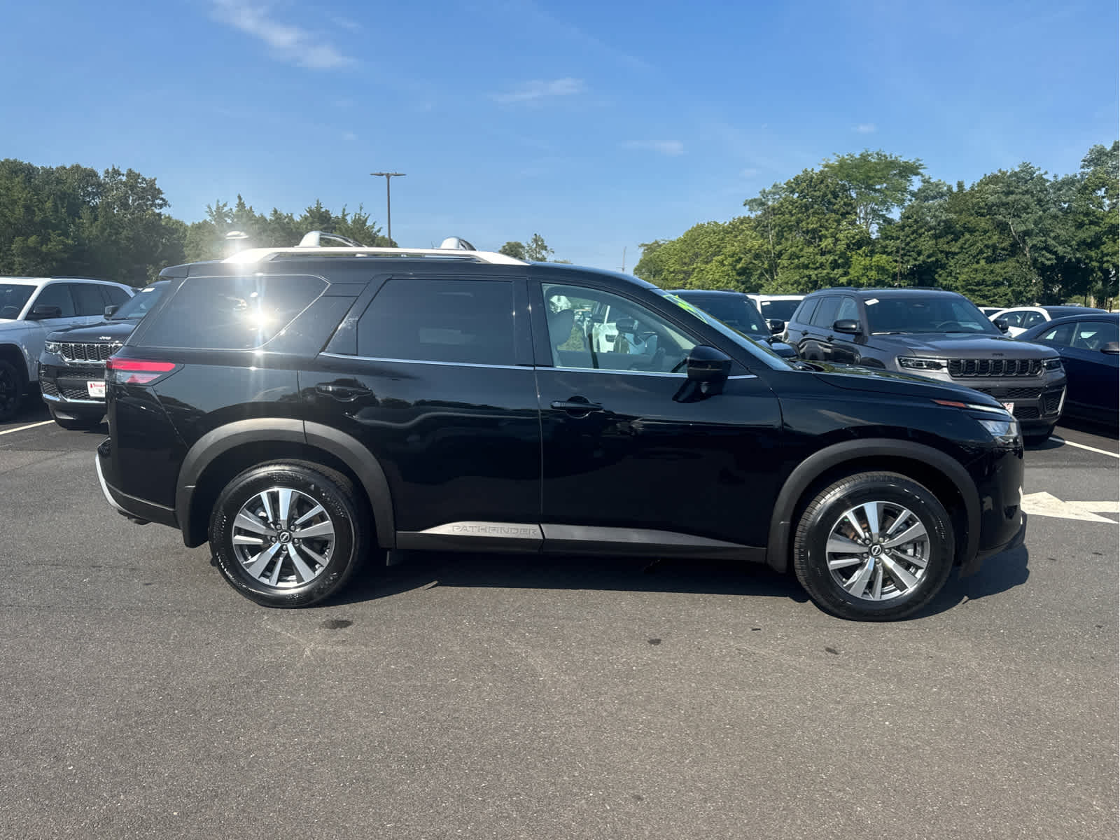 2024 Nissan Pathfinder SL