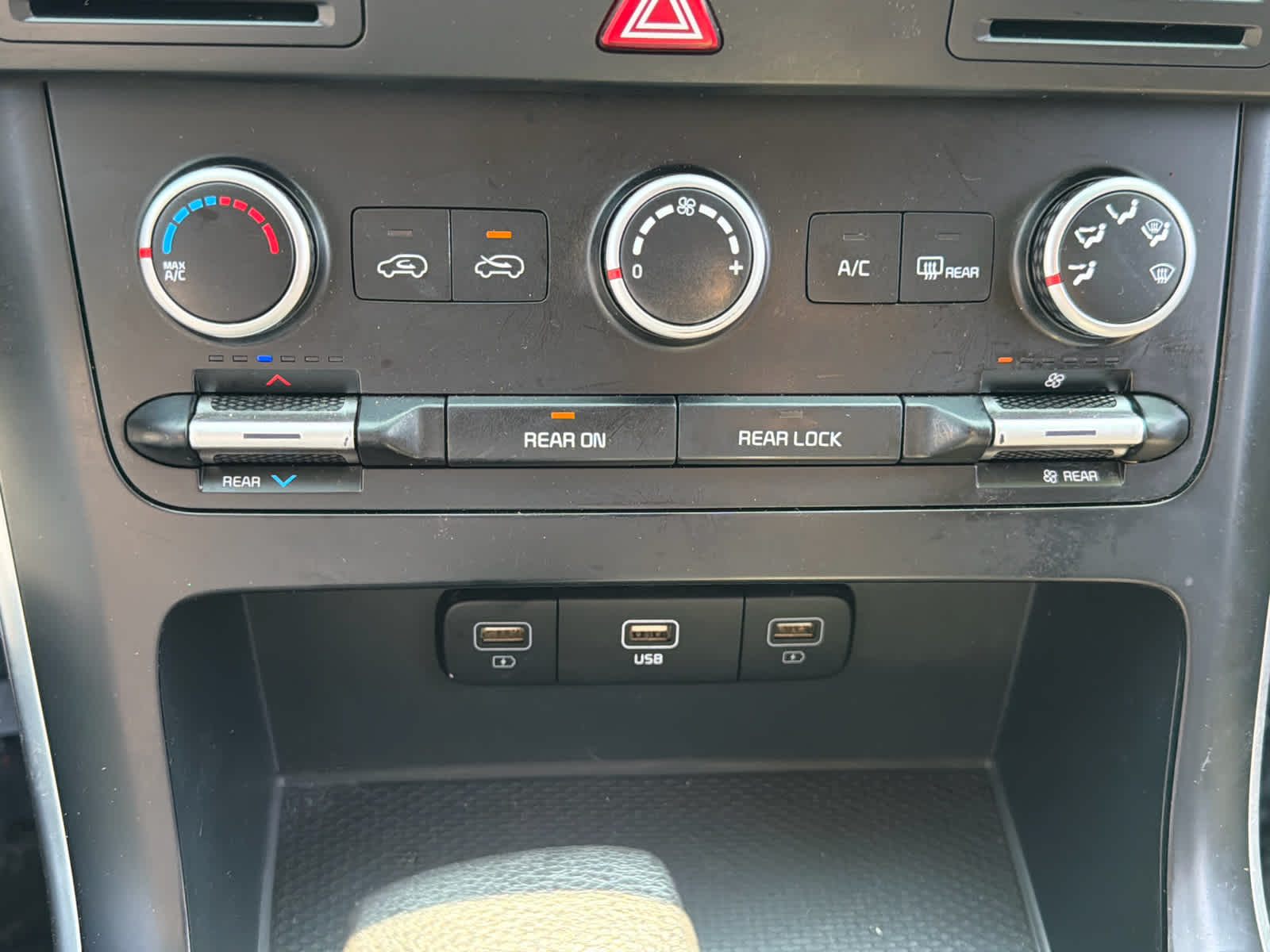 2024 Kia Carnival MPV LX